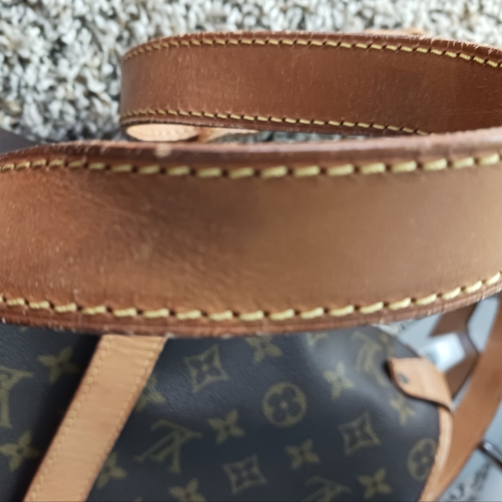 "AUTHENTICATED"Louis Vuitton Saumur Crossbody Bag. - Picture 7 of 16